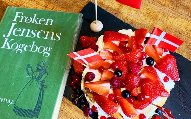 Danish Layer Cake (Lagkage) with berries // Happy 162nd Birthday, Frøken Jensen ❤️